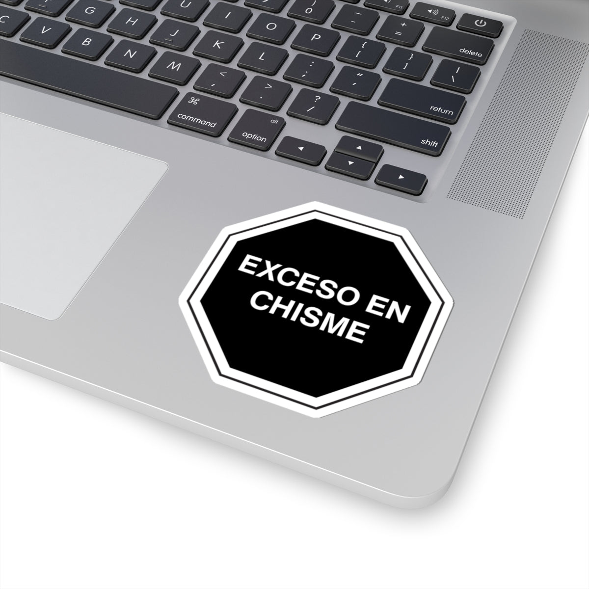 EXCESO EN CHISME – Pegatina cortada en beso | EXCESO EN™